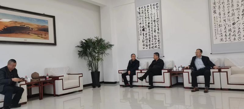 公司與哈密市政府領(lǐng)導(dǎo)洽談公司新疆發(fā)展思路，加大助力新疆能源發(fā)展！